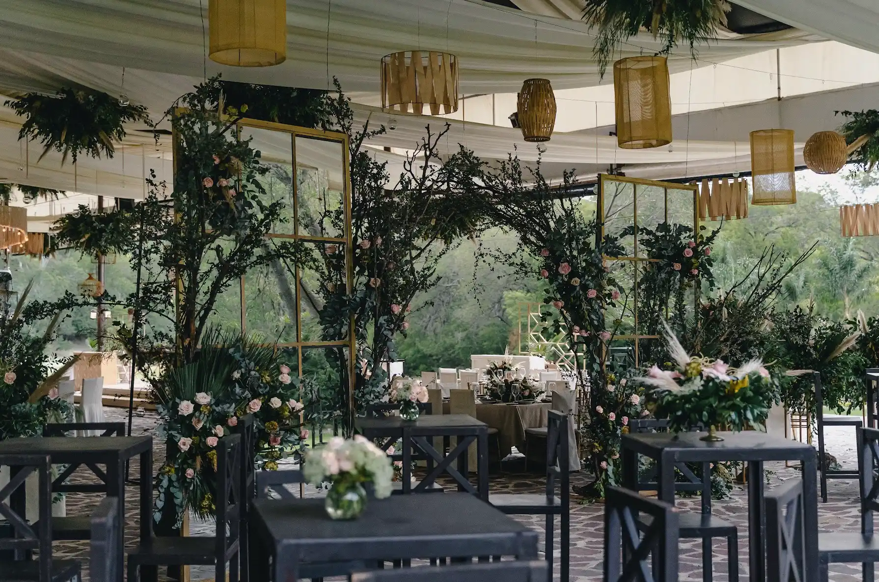 Salón de cena corporativa iluminado por completo por Fandango