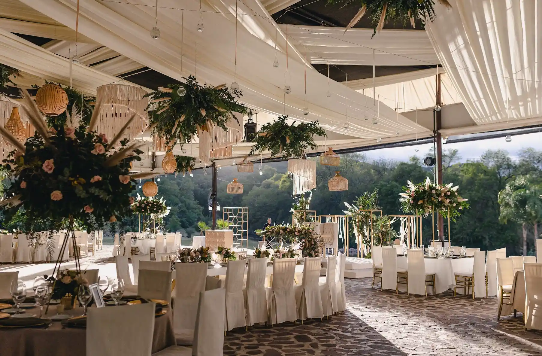 Escenario de cena corporativa con audio profesional de Fandango