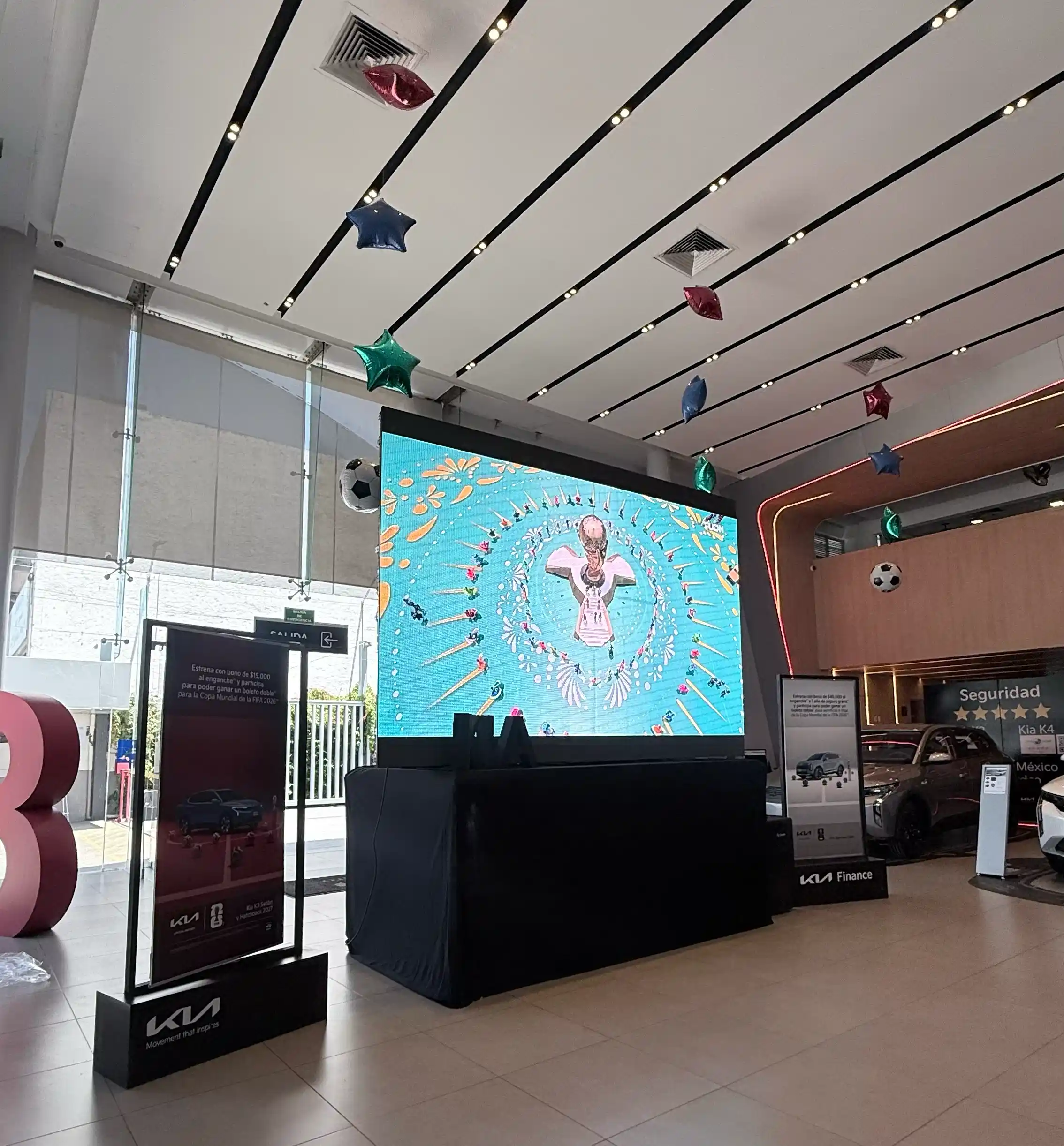 Muro LED de 3 × 2 m con branding en un evento empresarial