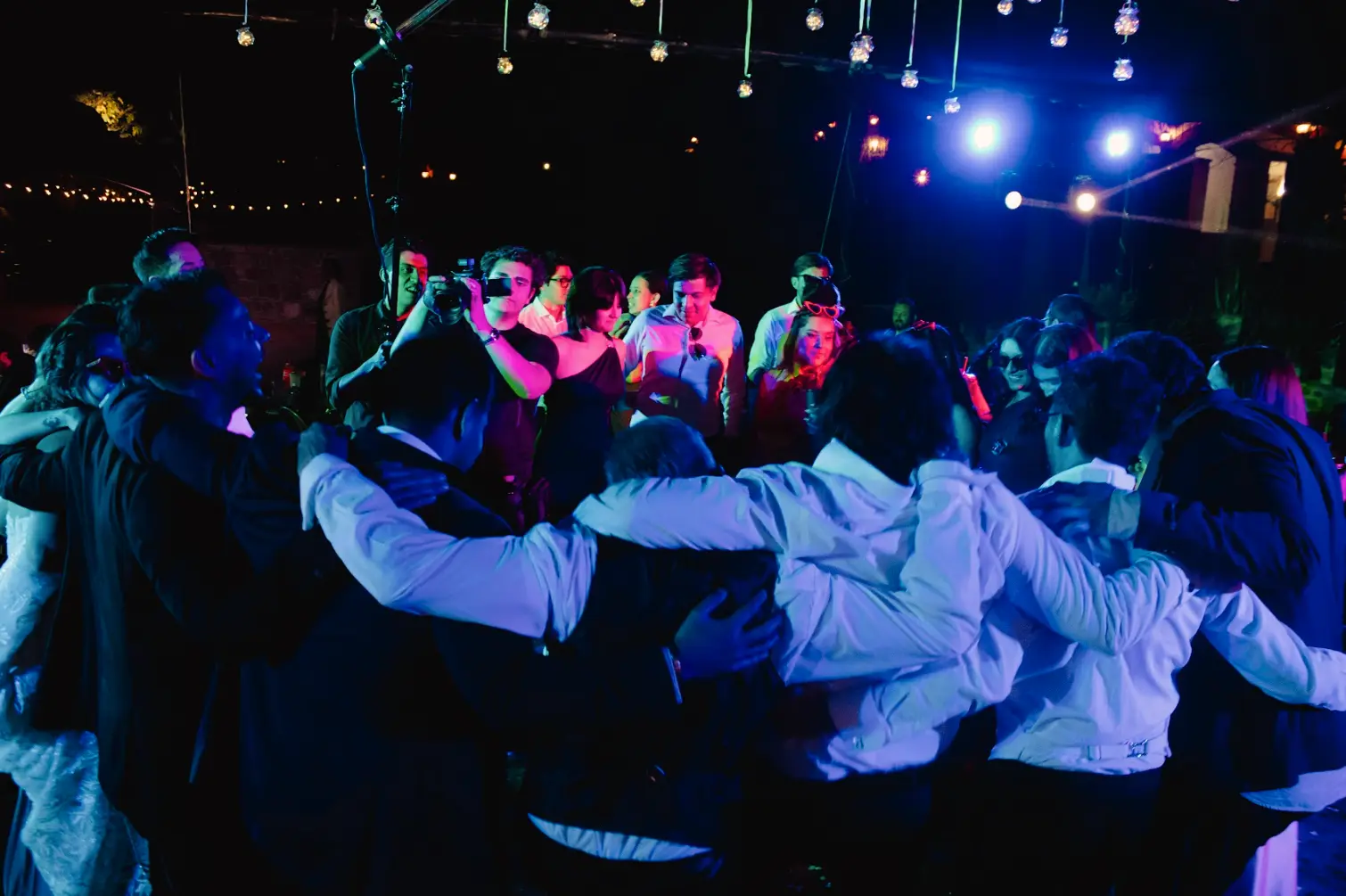 Pista de baile llena en la noche con iluminación durante un evento